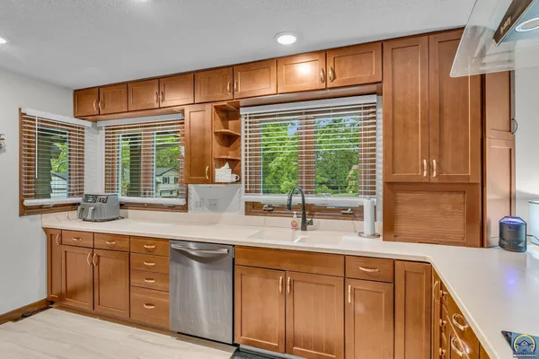 $379,900 | 4118 Southwest Woodbury North Court, Topeka, KS 66606