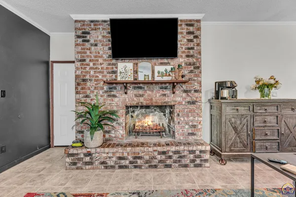 $379,900 | 4118 Southwest Woodbury North Court, Topeka, KS 66606