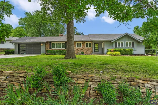 $379,900 | 4118 Southwest Woodbury North Court, Topeka, KS 66606