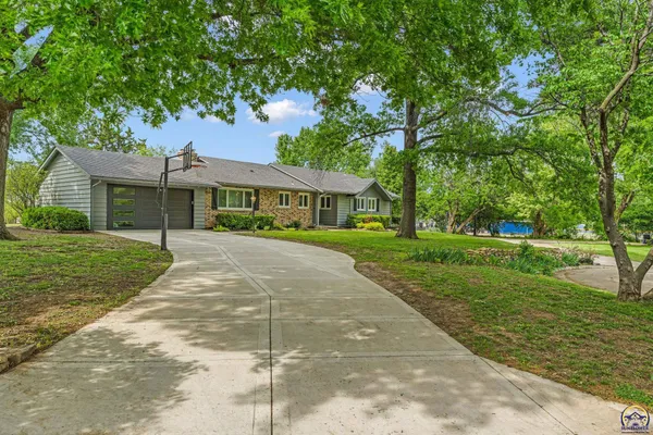 $379,900 | 4118 Southwest Woodbury North Court, Topeka, KS 66606