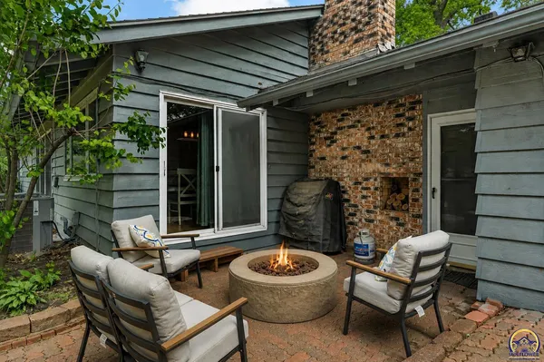 $379,900 | 4118 Southwest Woodbury North Court, Topeka, KS 66606