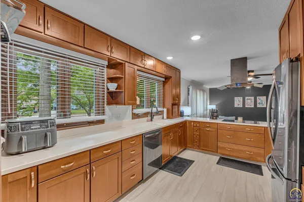 $379,900 | 4118 Southwest Woodbury North Court, Topeka, KS 66606