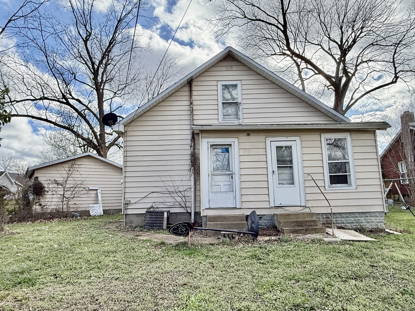 203 West 12th Street Metropolis, IL 62960 - Photo 2 of 27 a house that has a tree in front of the house