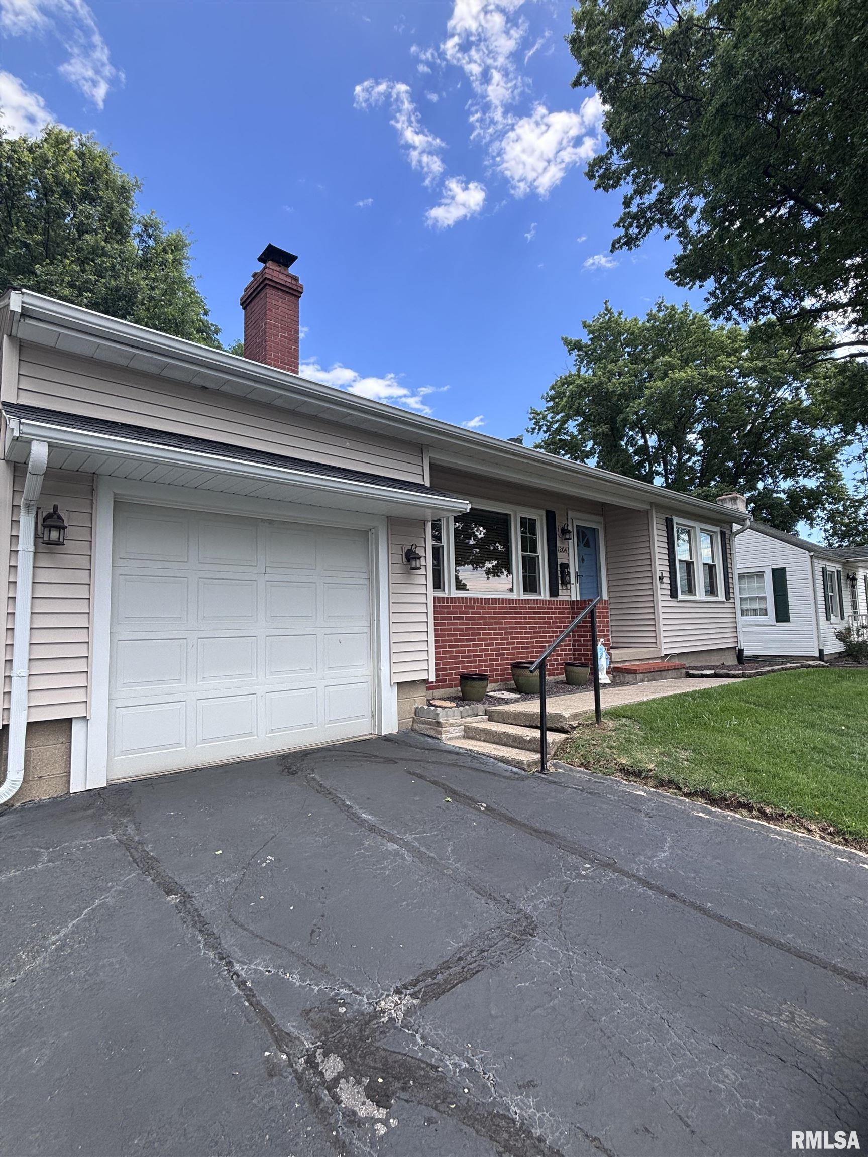 1204 Edgehill Road Jacksonville, IL 62650 - Photo 3 of 32