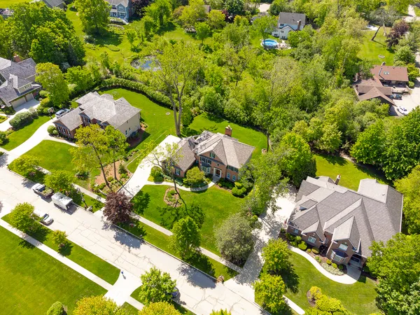 $1,200,000 | 1211 Ashbury Lane, Libertyville, IL 60048