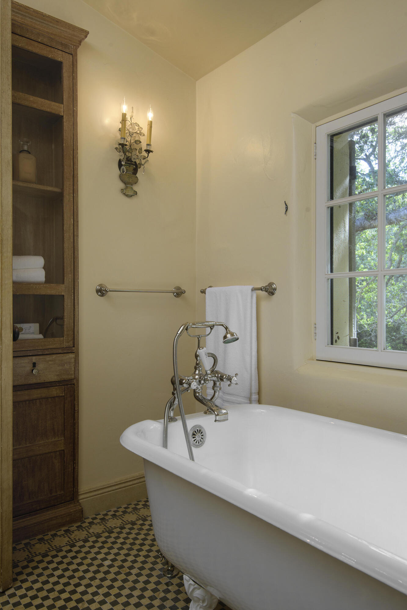 640 El Bosque Road Montecito, CA 93108 - Photo 18 of 36 a bathroom with a sink and a mirror