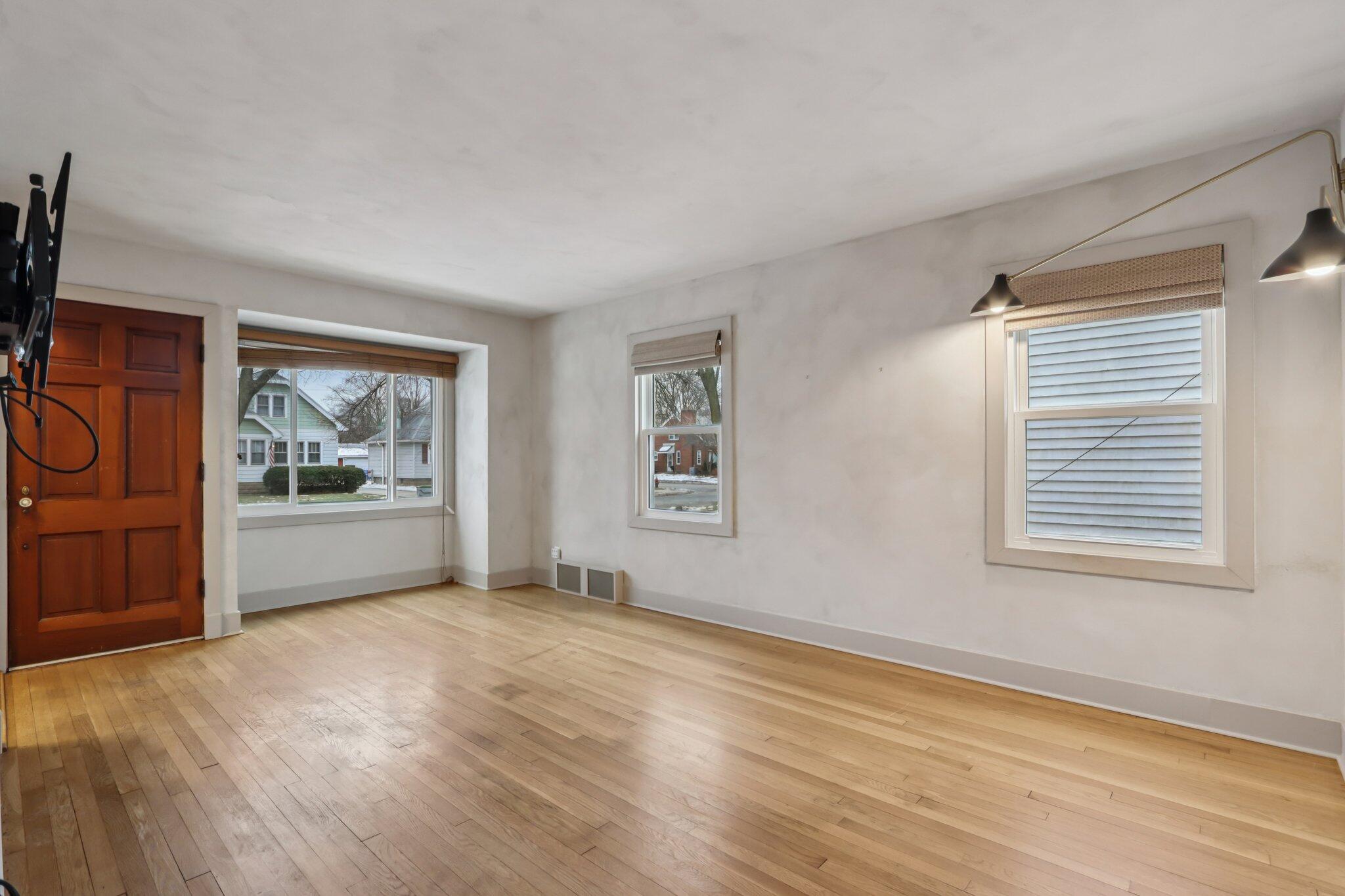 151 North 72nd Street Milwaukee, WI 53213 - Photo 5 of 34 Living Room