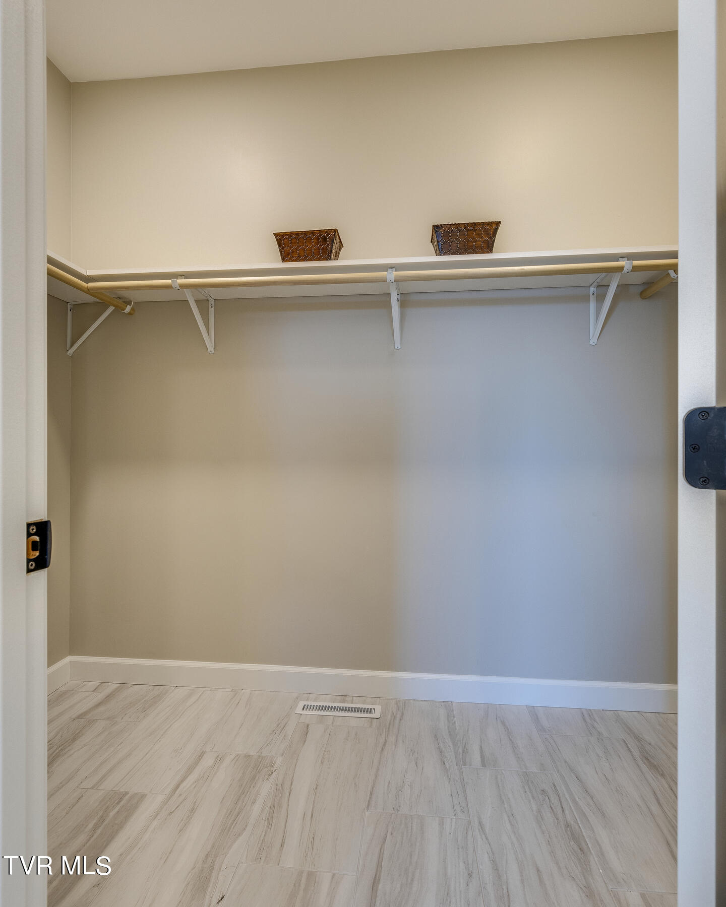 119 Jenkins Road Jonesborough, TN 37659 - Photo 20 of 38 Master closet