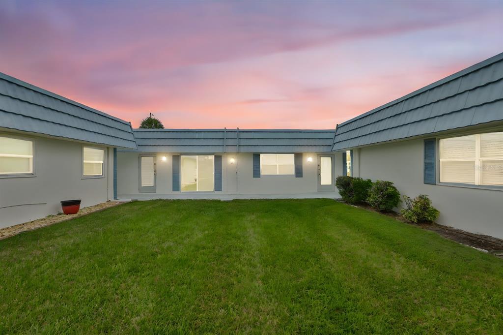 a view of a house with backyard and garden