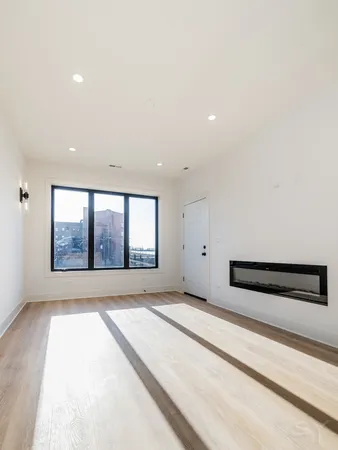 $2,500 | 3216 West Polk Street, Unit 2, Chicago, IL 60624
