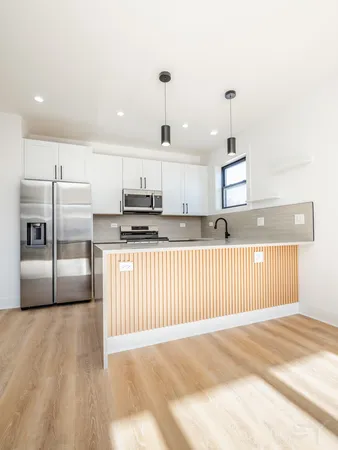 $2,500 | 3216 West Polk Street, Unit 2, Chicago, IL 60624