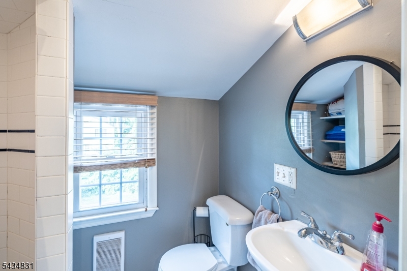 200 Wychwood Road Westfield, NJ 07090 - Photo 26 of 31 a bathroom with a toilet a sink and a mirror