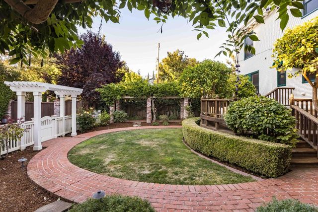 a view of a house with backyard