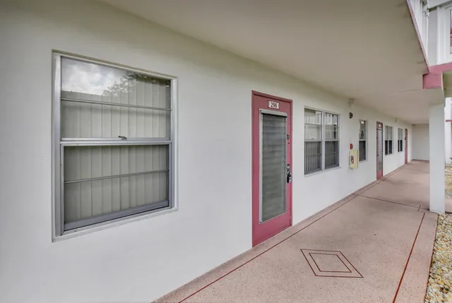$200,000 | 296 Fanshaw H, Boca Raton, FL 33434