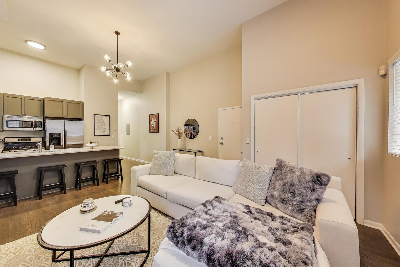 1521 North Paulina Street, Unit 1F Chicago, IL 60622 - Photo 5 of 21 a living room with furniture potted plant and kitchen view
