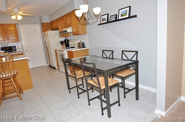 950 Ridge Court, Unit 142 Brighton, MI 48116 - Photo 8 of 23 Dining/Breakfast Area