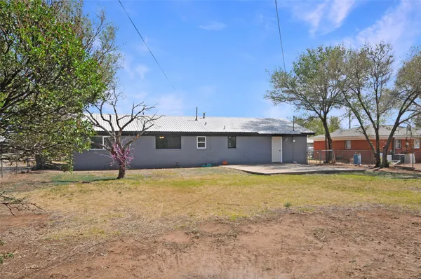 $180,000 | 904 Avenue D, Bovina, TX 79009