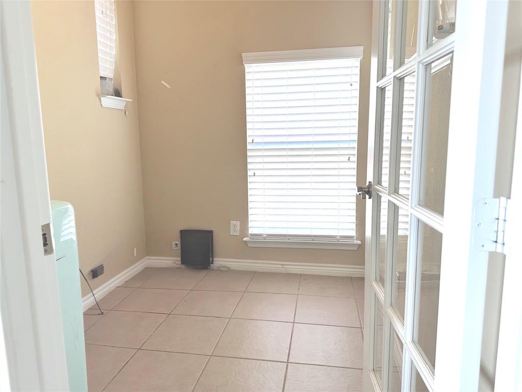 12135 Jasmine Lane Frisco, TX 75035 - Photo 28 of 31 a bathroom with a toilet