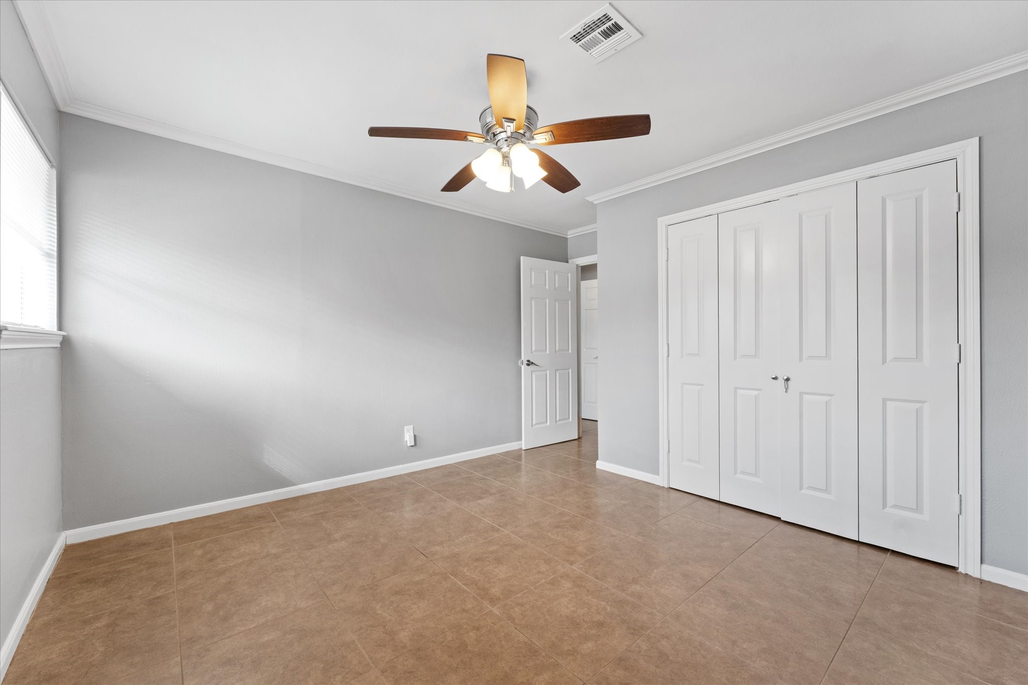 954 Chamboard Lane Houston, TX 77018 - Photo 16 of 36 an empty room with a window and a ceiling fan