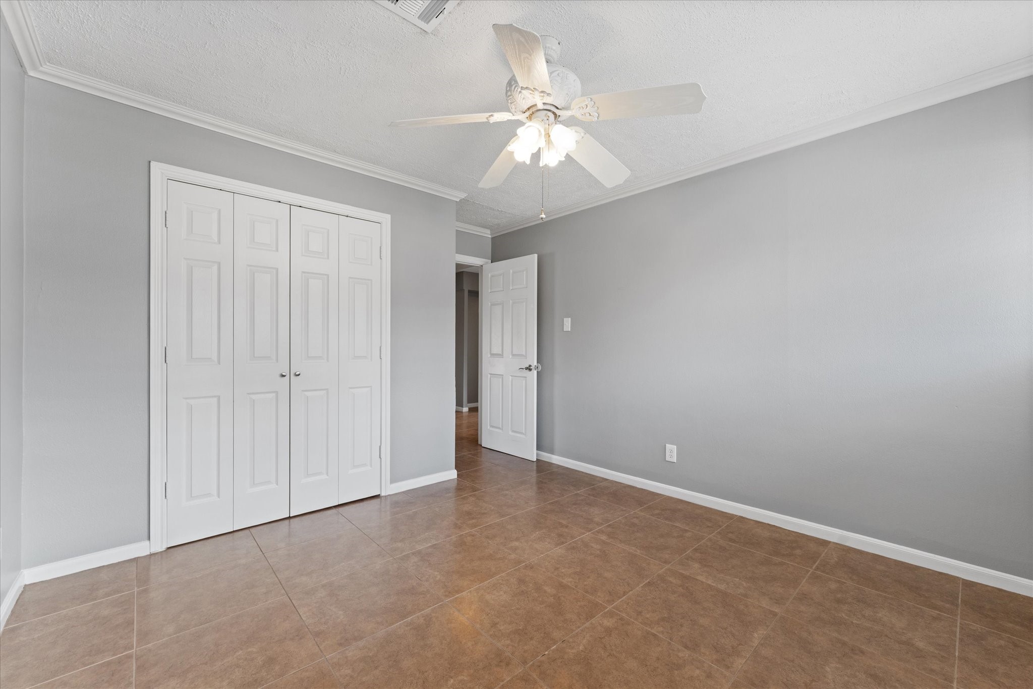 954 Chamboard Lane Houston, TX 77018 - Photo 18 of 36 a view of an empty room with a chandelier fan