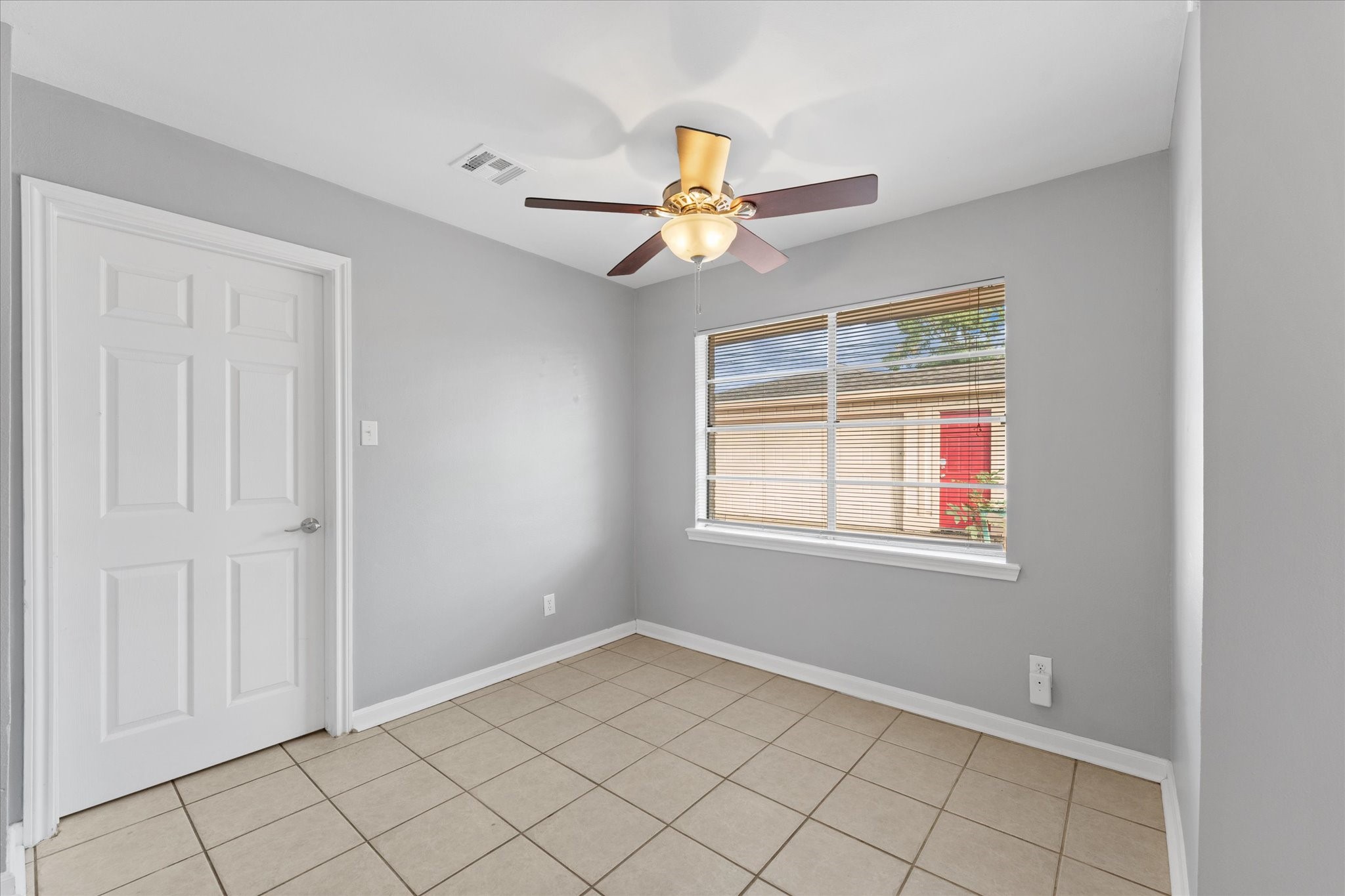 954 Chamboard Lane Houston, TX 77018 - Photo 26 of 36 an empty room with windows and fan