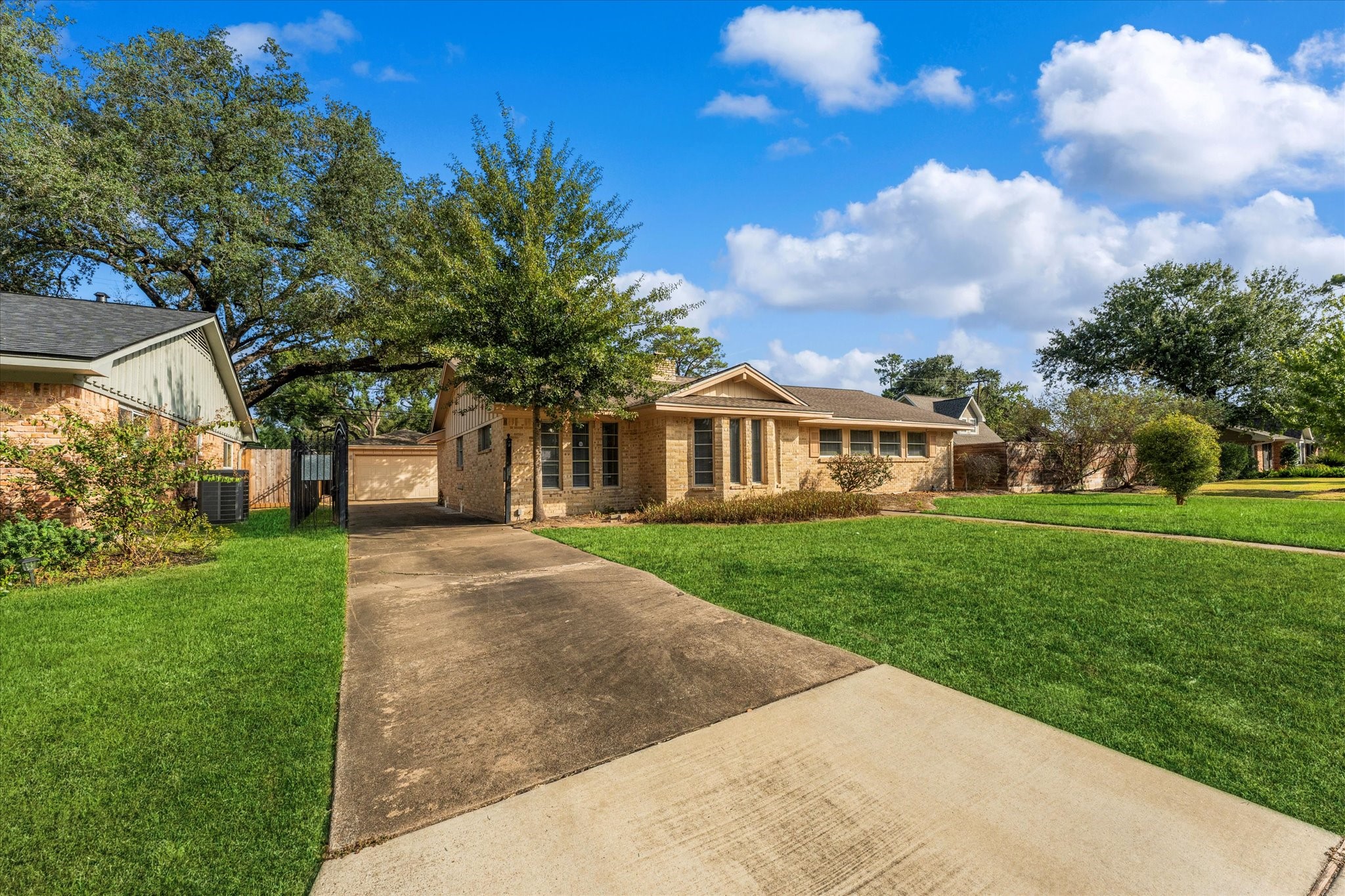 954 Chamboard Lane Houston, TX 77018 - Photo 4 of 36 a front view of a house with a yard