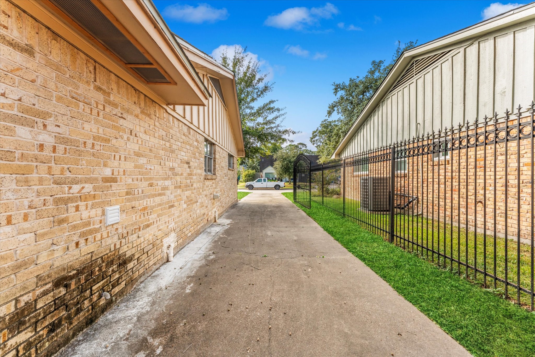 954 Chamboard Lane Houston, TX 77018 - Photo 6 of 36 a view of a pathway both side of house