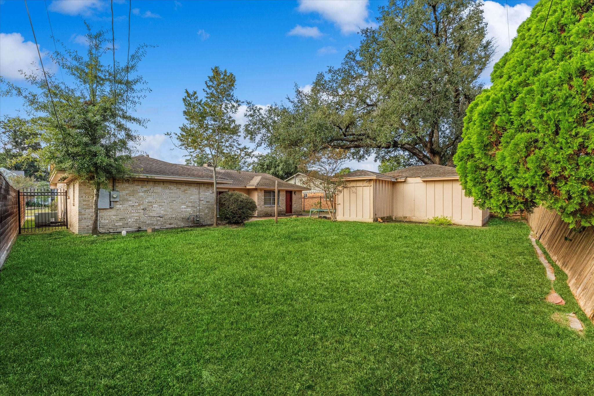 954 Chamboard Lane Houston, TX 77018 - Photo 8 of 36 a view of a backyard with large trees