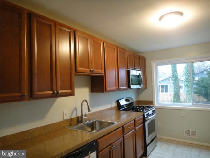 14213 Chesterfield Road Rockville, MD 20853 - Photo 10 of 18 Kitchen