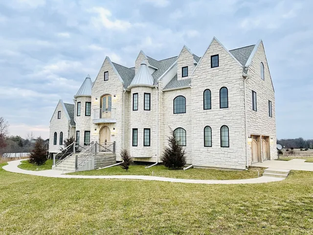 $925,000 | 16810 Springfield Road, Pekin, IL 61554