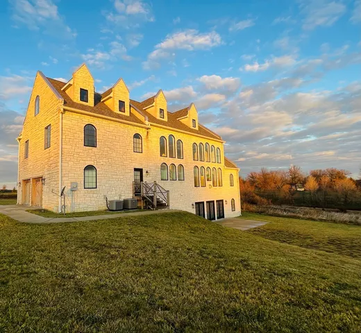 $925,000 | 16810 Springfield Road, Pekin, IL 61554