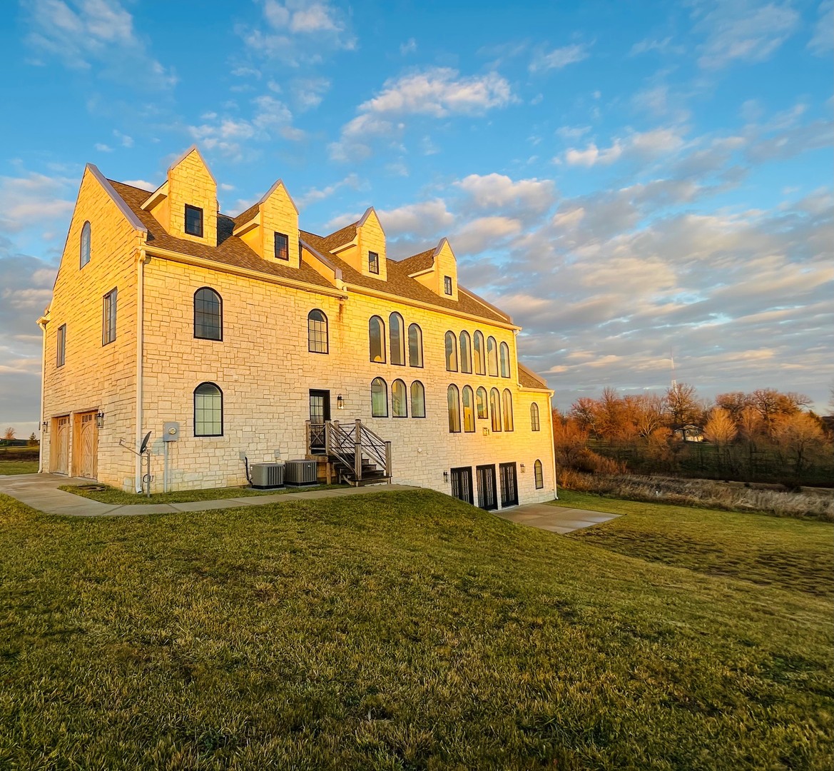 16810 Springfield Road Pekin, IL 61554 - Photo 2 of 44