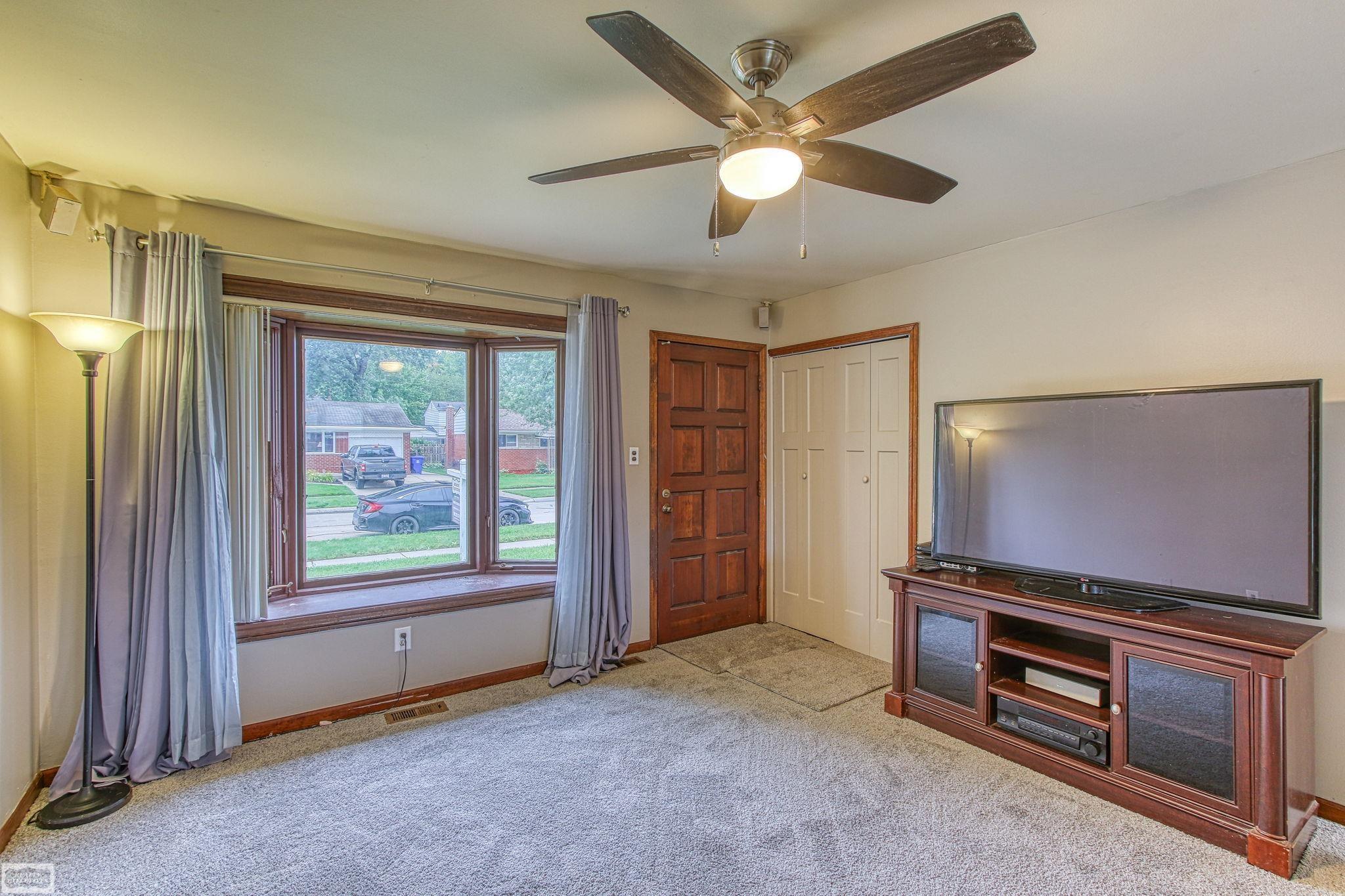 18527 Bittersweet Road Fraser, MI 48026 - Photo 8 of 46