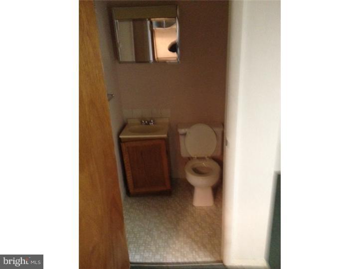 1375 Farrington Road Philadelphia, PA 19151 - Photo 10 of 11 Bathroom