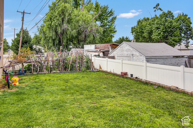 4 Hanauer Place Murray, UT 84107 - Photo 2 of 24 View of yard