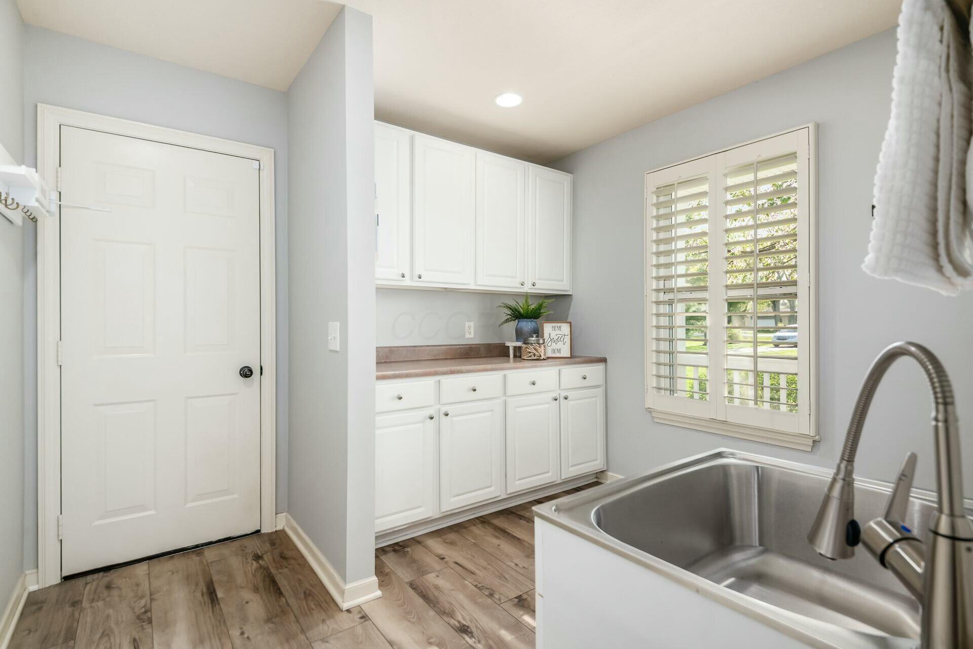 9435 Concord Road Powell, OH 43065 - Photo 26 of 54 MUDROOM/1ST FLOOR LAUNDRY