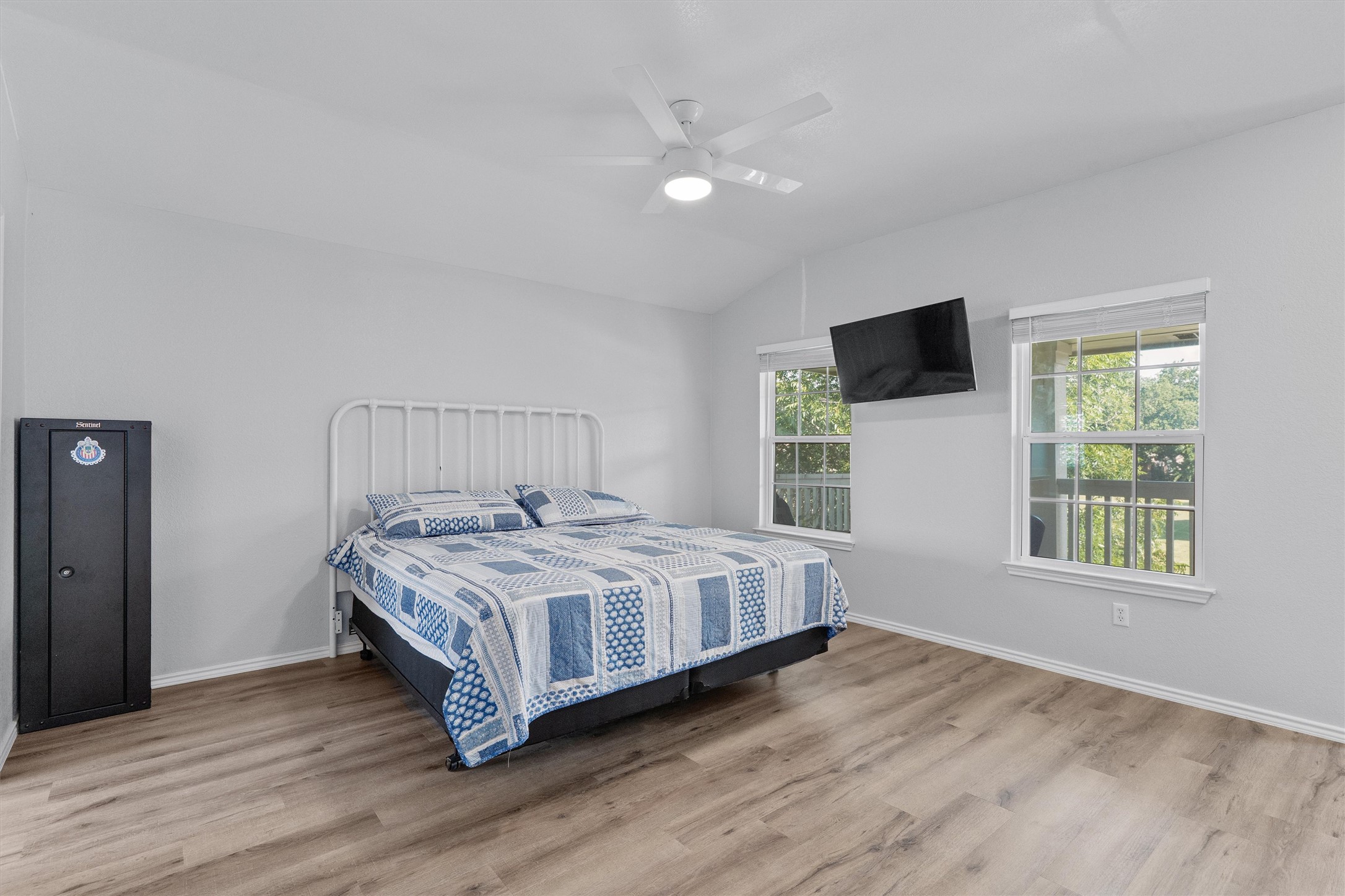 1833 Thompson Trail Round Rock, TX 78664 - Photo 16 of 40 Well-lit sleeping quarters featuring elegant hardwood flooring and a functional ceiling fan.