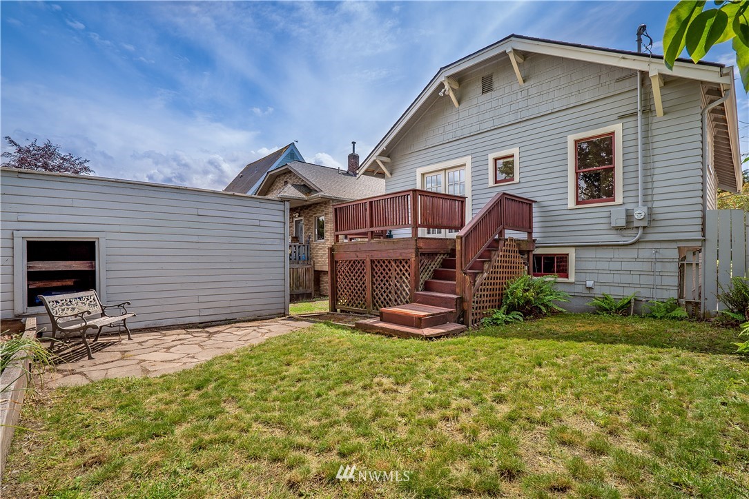 548 North 68th Street Seattle, WA 98103 - Photo 17 of 20 a front view of a house with garden