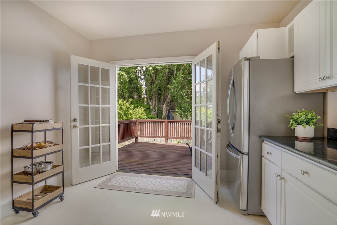 548 North 68th Street Seattle, WA 98103 - Photo 8 of 20 a hallway with cabinets and window