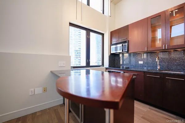 $4,700 | 25 Leroy Place, Unit PH1, New Rochelle, NY 10805