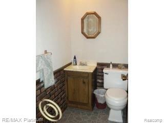 1460 North Gregory Road Fowlerville, MI 48836 - Photo 22 of 24 Powder Room.jpg