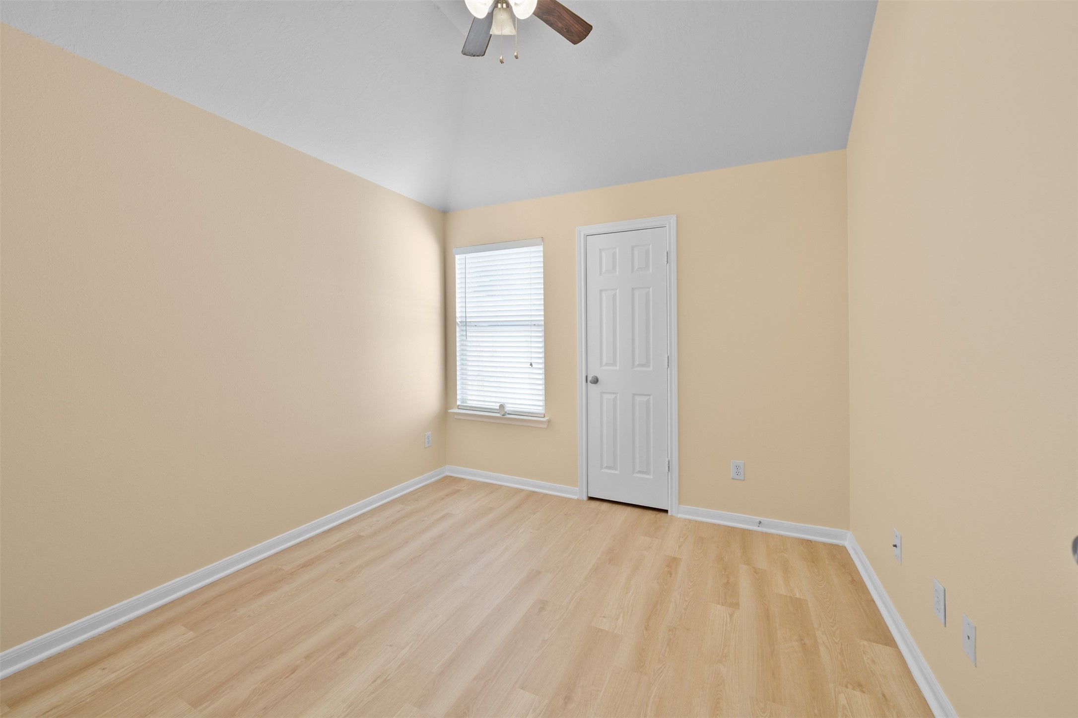 12119 Lakewood Villa Drive Tomball, TX 77377 - Photo 15 of 19 an empty room with a window and a ceiling fan