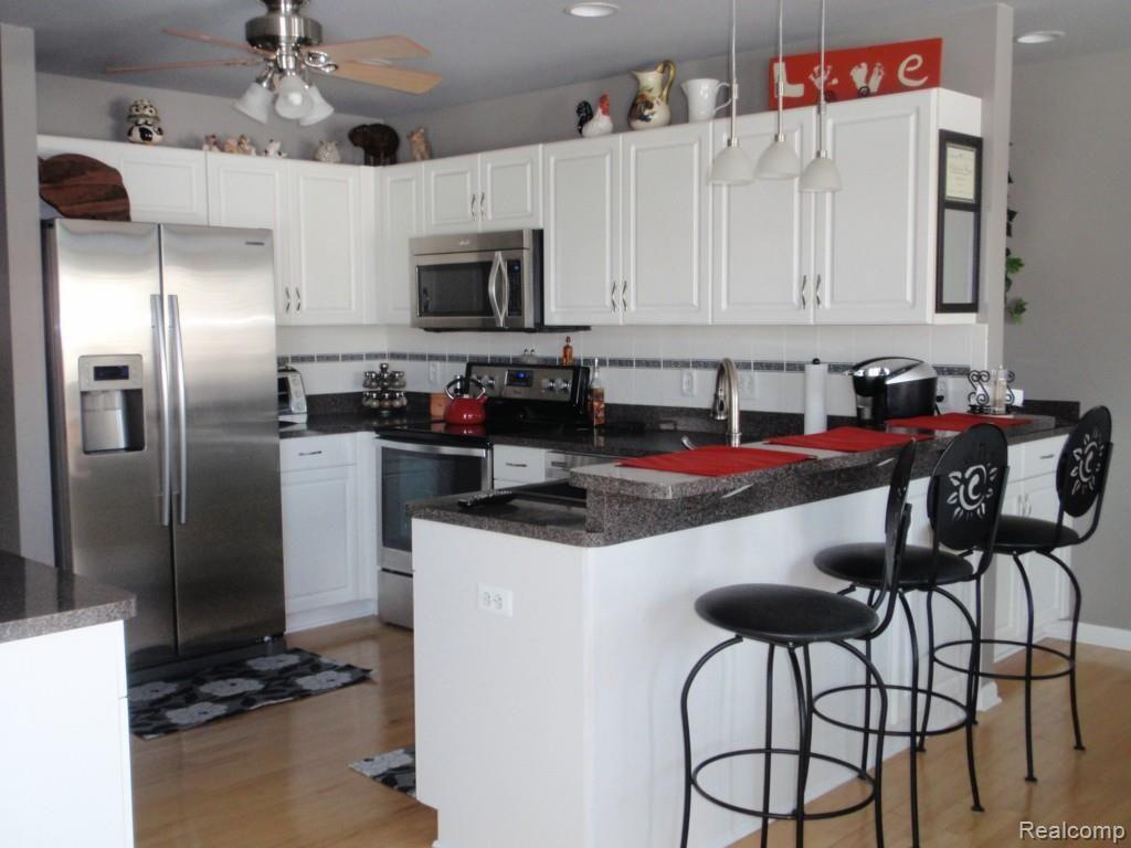 47976 Sandy Ridge Drive Macomb, MI 48044 - Photo 5 of 36 Kitchen View 2 , New Stainless Steel Appliances included