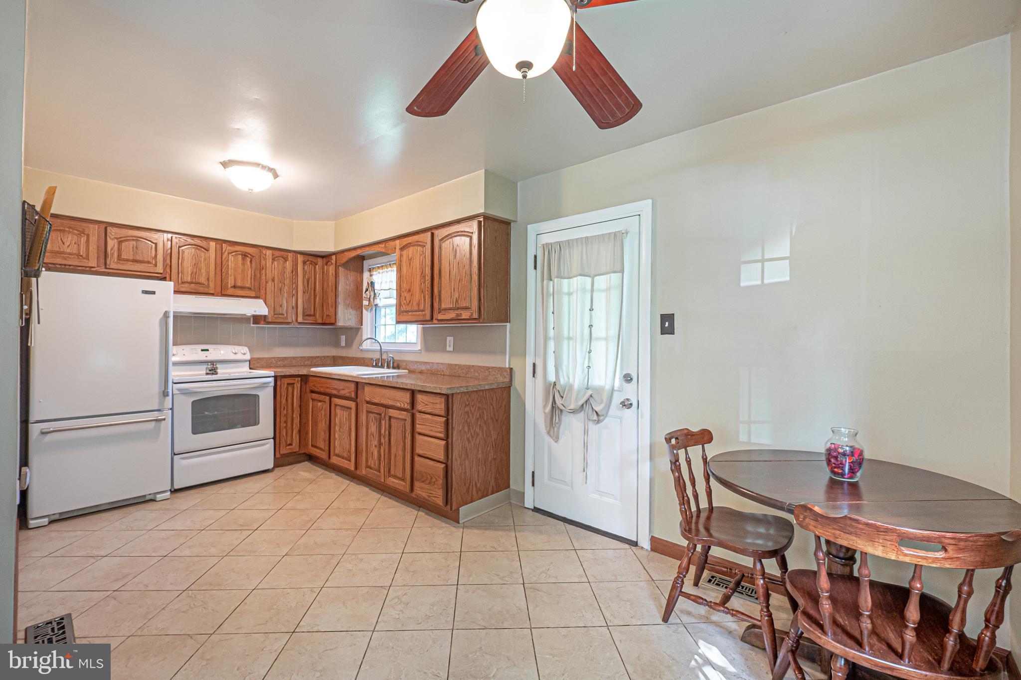321 Harry Road Coatesville, PA 19320 - Photo 7 of 32 Eat in kitchen