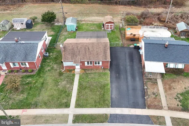 a view of a back yard
