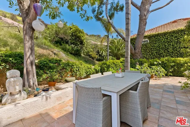 a view of a pathway of a house