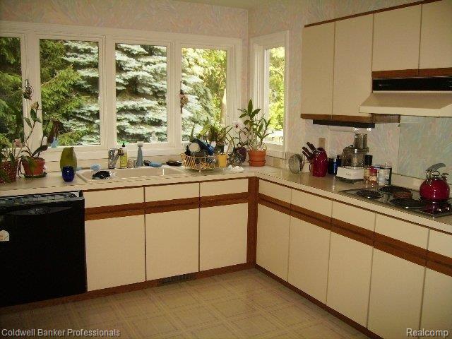 31235 Country Ridge Circle Farmington, MI 48331 - Photo 5 of 9 KITCHEN