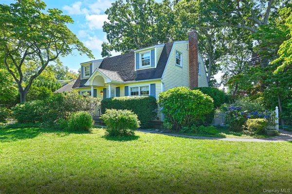 $775,000 | 20 Brook Lane, Smithtown, NY 11787