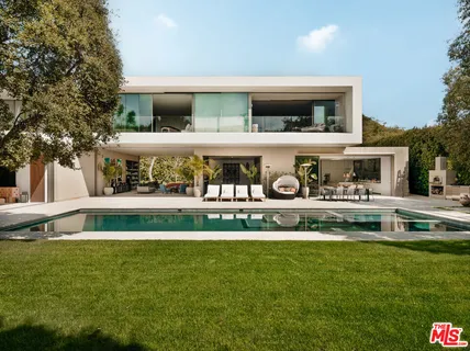 a view of a house with backyard and a tree