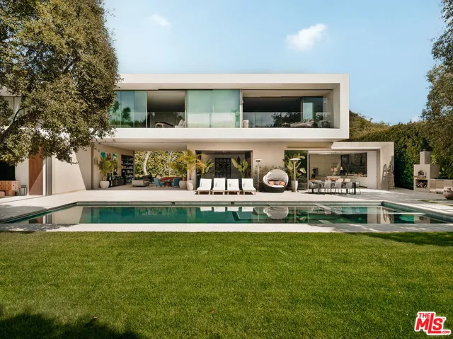 a view of a house with backyard and a tree